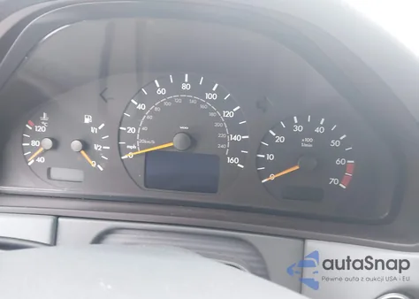 2001 Mercedes-Benz E 320 4M z USA, uszkodzony, nr VIN WDBJF82J51X059267